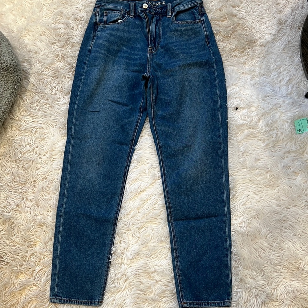 Medium washed mom jean
